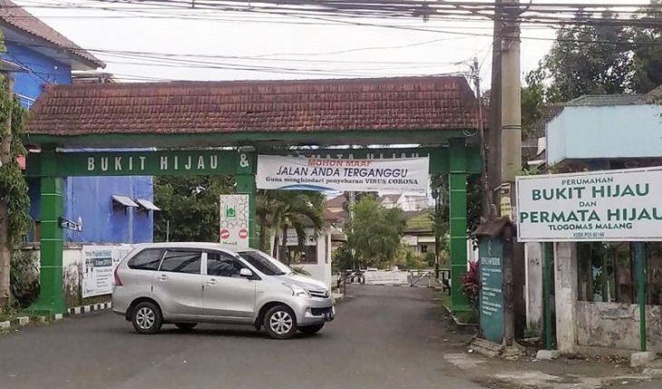 Suasana di depan pintu gerbang komplek Perumahan Bukit Hijau dan Permata Hijau Kelurahan Tlogomas, Kecamatan Lowokwaru, Kota Malang.