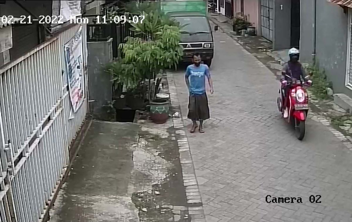 Maling bersarung yang terekam CCTV.