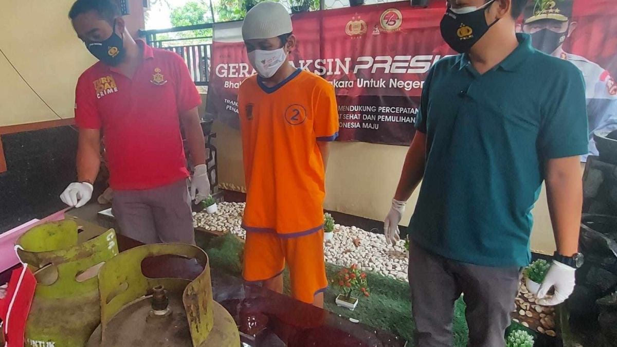 Pelaku pencurian diapit petugas di Mapolsek Sukomanunggal Surabaya.