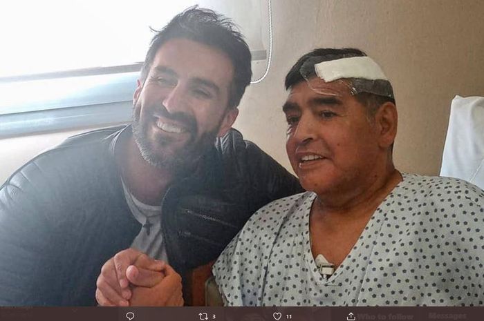 Diego Maradona semasa hidup tengah berpose bareng dokter pribadinya Leopoldo Luque, setelah operasi otak karena pembekuan darah. (twitter)
