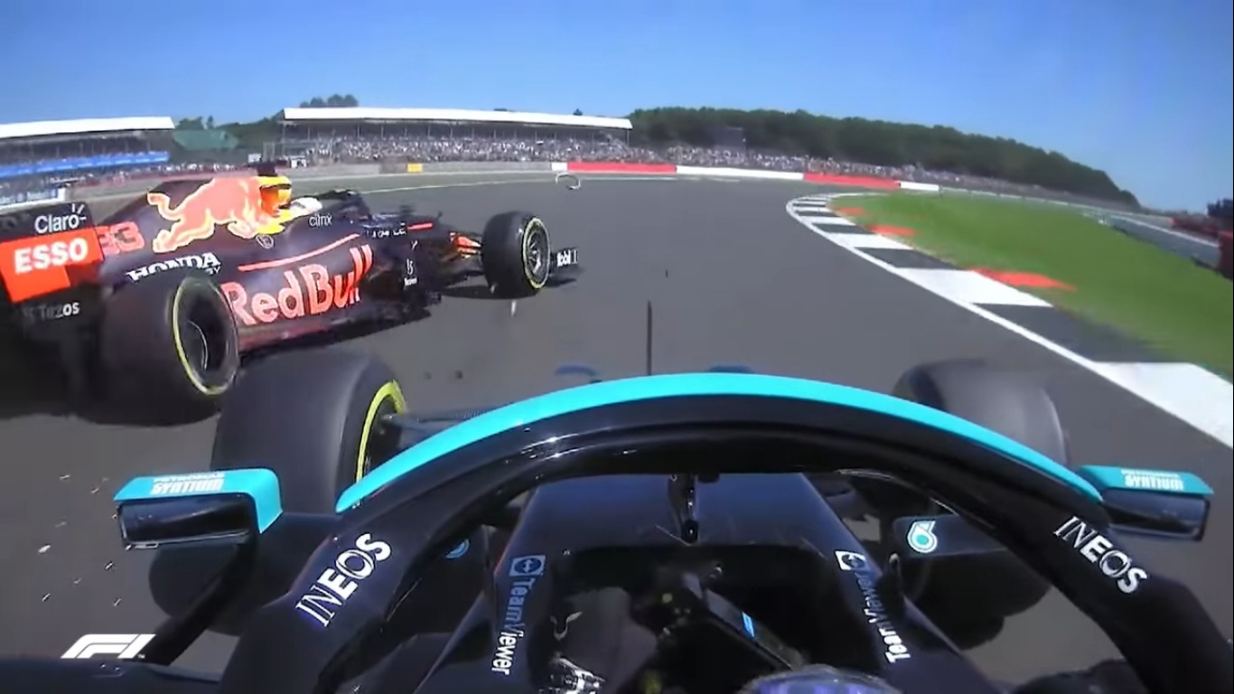 Tangkapan layar tabrakan antara Max Verstappen (depan) dan Lewis Hamilton di Sirkuit Silverstone GP Inggris, Minggu (18/7/2021) malam. (YouTube/Formula 1)