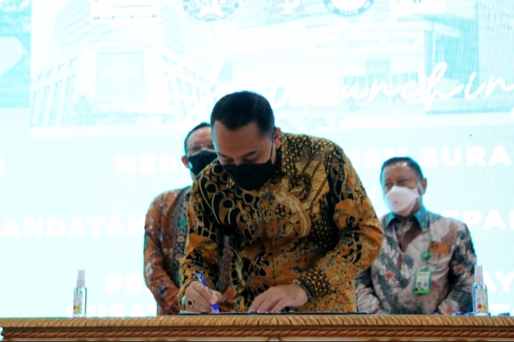 Penandatanganan nota kesepakatan antara Wali Kota Surabaya Eri Cahyadi, Rektor Universitas Airlangga Prof Mohammad Nasih, dan Ketua Perhimpunan Rumah Sakit Seluruh Indonesia (PERSI) wilayah Jawa Timur Dr Dodo Anondo.