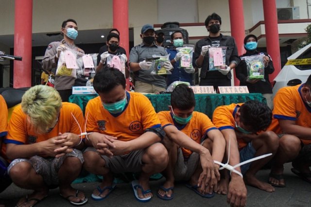 Para pengedar dan bandar narkoba yang diduga menyuap sejumlah oknum polisi di jajaran Polrestabes Surabaya.