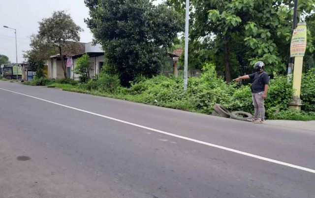 Lokasi penjambretan yang dilakukan pelaku di Jalan S Parman Desa Jotangan, Kecamatan Mojosari, Kabupaten Mojokerto . (foto: redaksi) 