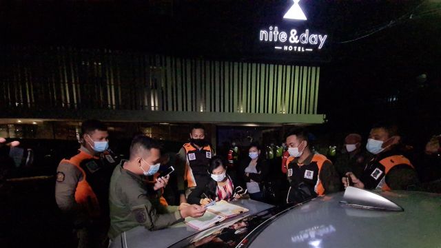 Petugas melakukan pemeriksaan identitas pengunjung di salah satu diskotik di Surabaya, beberapa waktu lalu. | dok/bacasaja.id