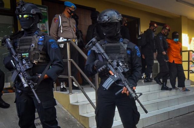 Salah satu dari 22 tersangka teroris yang dititipkan di Polda Jatim oleh Tim Densus 88 Anti Teror dipindahkan ke Jakarta, Kamis (18/3/2021).