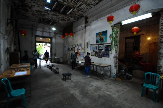 Re-Calling Tambak Bayan di Tambak Bayan, Surabaya menjadi tajuk pameran arsip warga dalam memperingati satu dasawarsa bertahan di tanah sengketa. | Julian Romadhon/bacasaja.id
