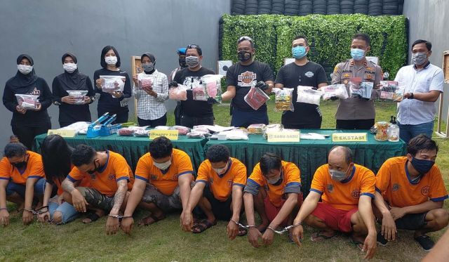 Kasat Resnarkoba Polrestabes Surabaya, AKBP Memo Ardian menunjukkan para tersangka dan barang bukti 16 kg sabu dan 17 ribu happy five