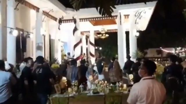 Layar tangkap dari video viral, suasana pesta ulang tahun Gubernur Khofifah. (istimewa)