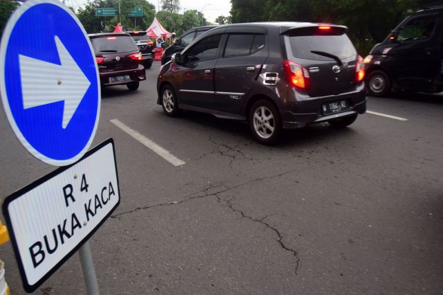 DIALIHKAN: Pelaksanaan PSBB di salah satu bilangan Kota Surabaya, beberapa waktu lalu. | DOK