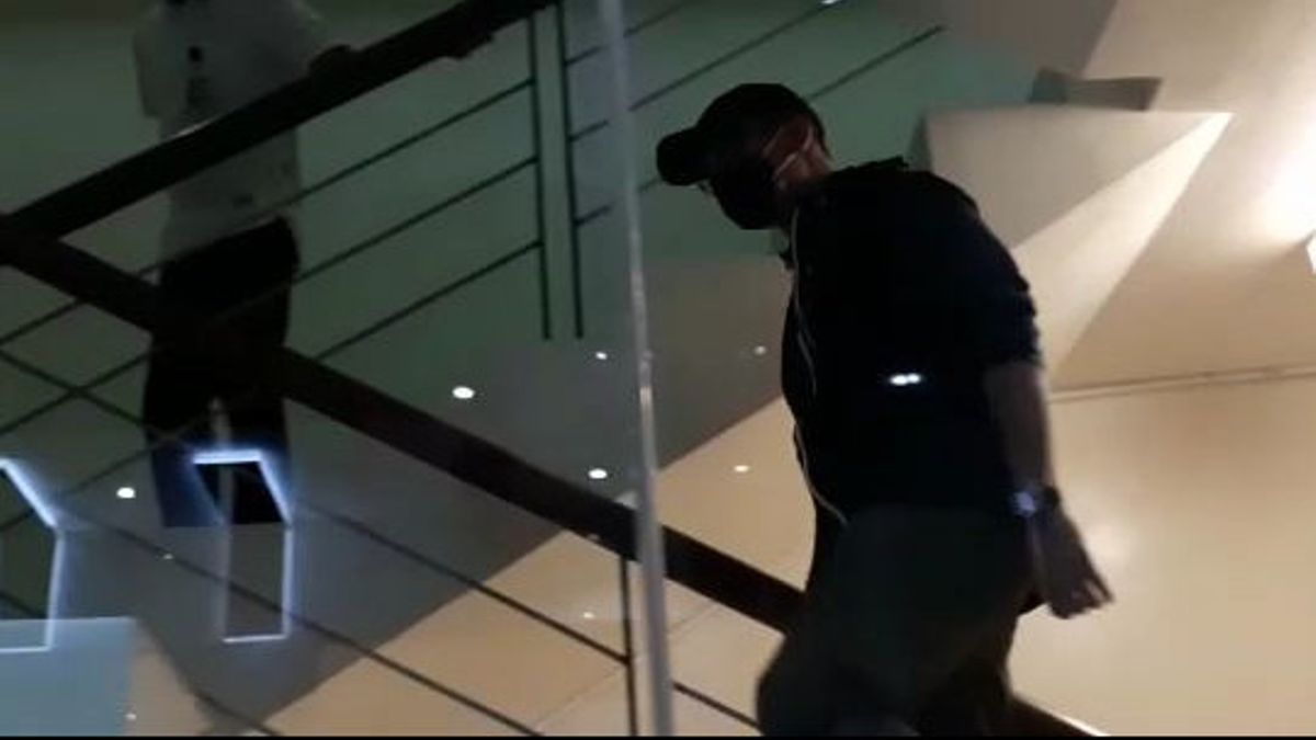 Menteri Sosial Juliari P Batubara tiba di Gedung KPK, Jakarta, Minggu (6/12/2020) dinihari.