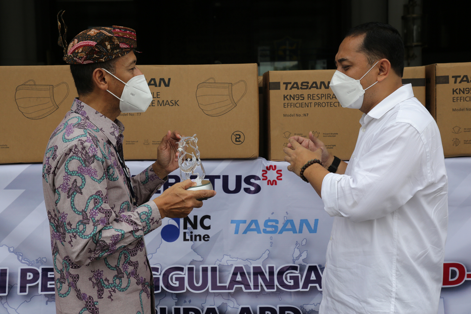 Wali Kota Surabaya Eri Cahyadi saat menerima bantuan APD oleh PT Meratus