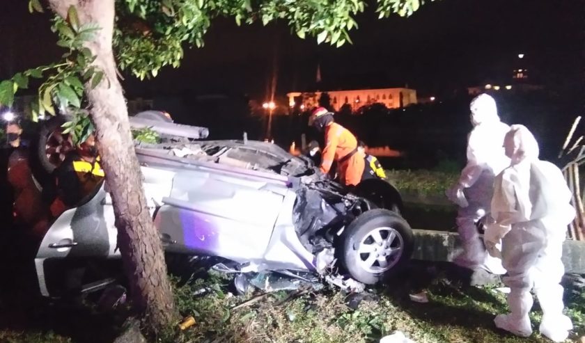 Mobil terbalik di Jalan Soekarno-Hatta (MERR), Kota Surabaya pada Minggu (23/5/2021) dini hari, menyebabkan pengemudi meninggal dunia. Foto: Command Center 112