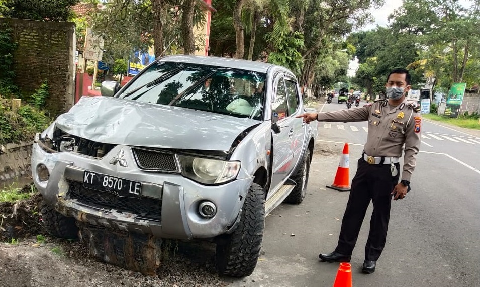 Polisi mengamankan mobil double Cabin Mitsubishi Strada Triton yang menabrak tiga motor. 