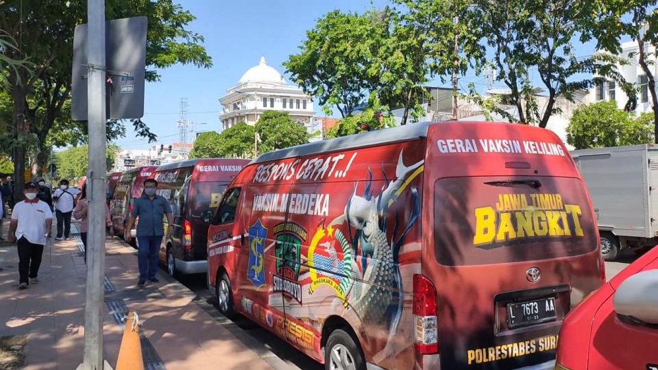 Puluhan mobil vaksinasi respon cepat keliling karya Forkopimda Surabaya.