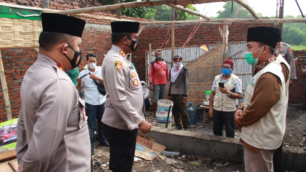 Kapolres Mojokerto Kota memantau bedah rumah panti asuhan