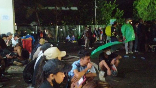 Banyak penonton MotoGP Mandalika masih telantar di Sirkuit Mandalika karena tak ada bus. (Antara)