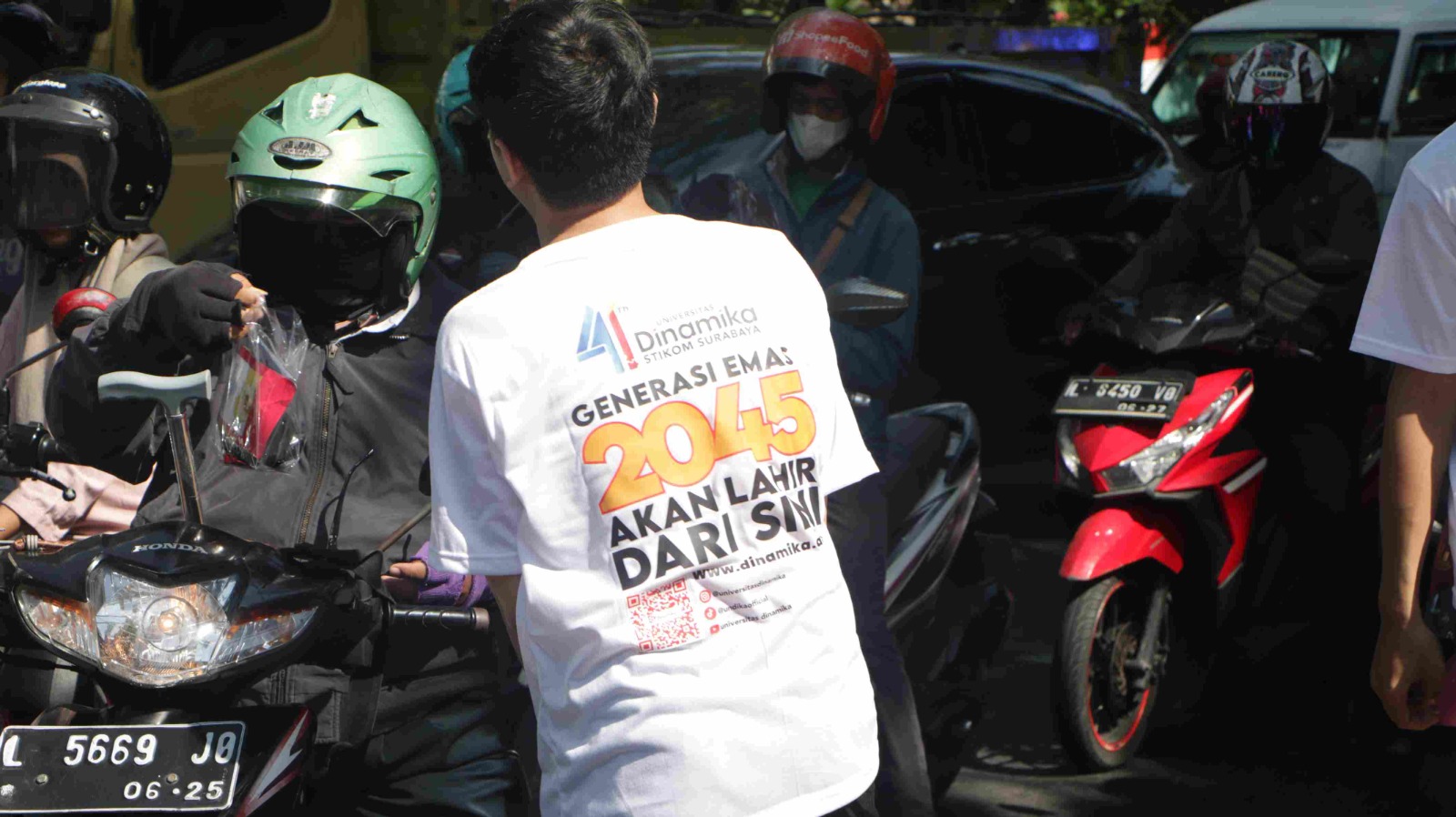 Pawai motor listrik mewarnai rangkaian memperingati hari jadi Universitas Dinamika (Undika). Foto: dok.undika surabaya 