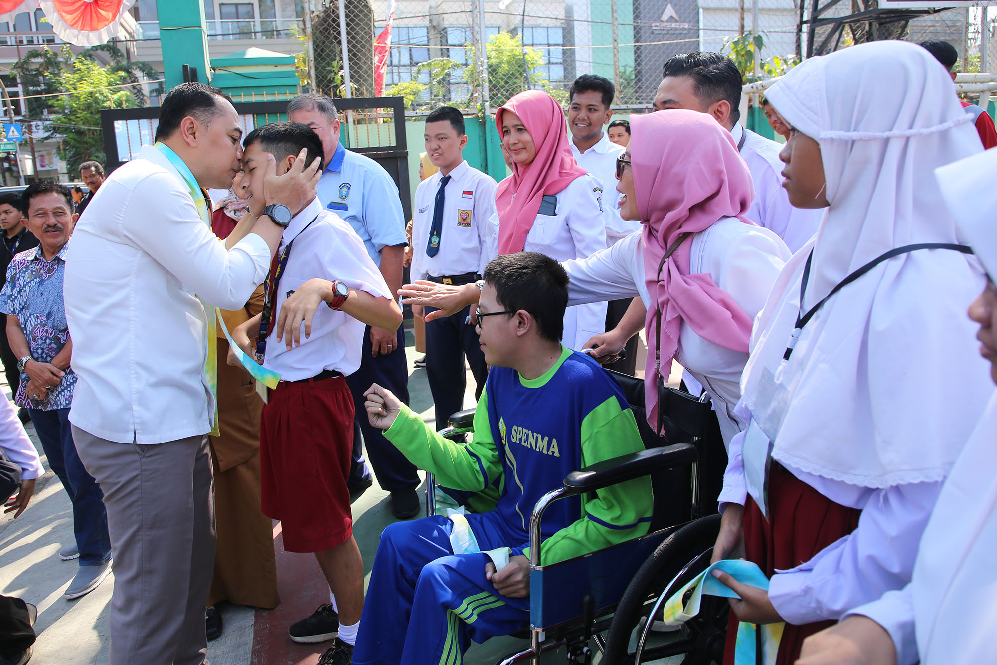 Wali Kota Surabaya Eri Cahyadi memantau MPLS