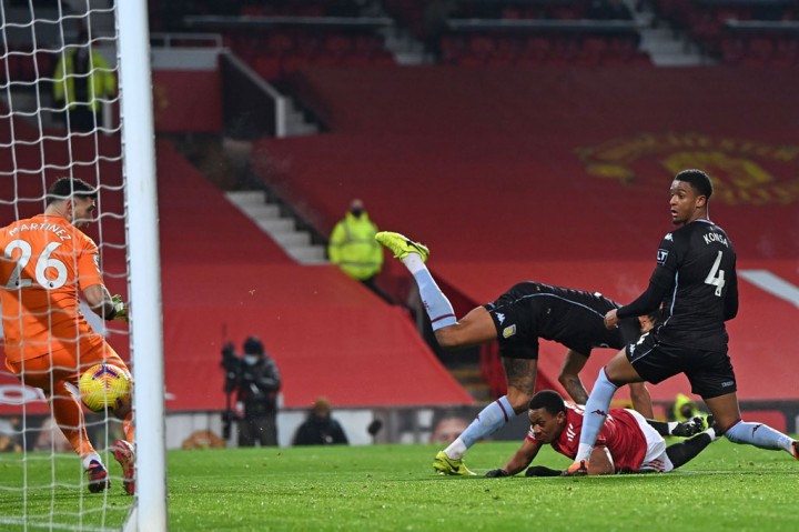 Pemain MU melakukan selebrasi usai menjebol gawang Aston Villa