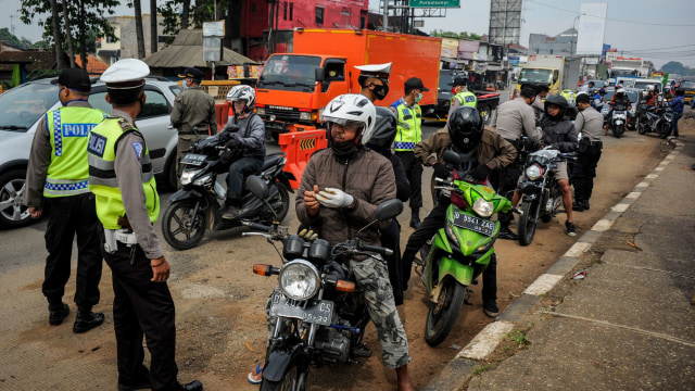 Petugas kepolisian tengah memeriksa pengendara yang hendak pulang kampung pada edisi Lebaran sebelumnya.