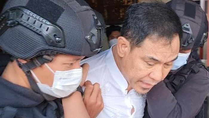 Munarman saat ditangkap Densus 88. (ist)