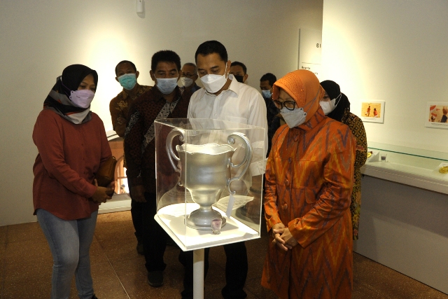 Usai meresmikan, Wali Kota Surabaya, Eri Cahyadi bersama Menteri Sosial RI, Tri Rismaharini melihat-lihat koleksi Museum Olahraga Surabaya.