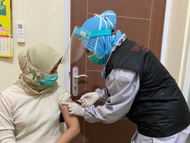 Tenaga kesehatan sebagai salah satu pekerja sektor kritikal.