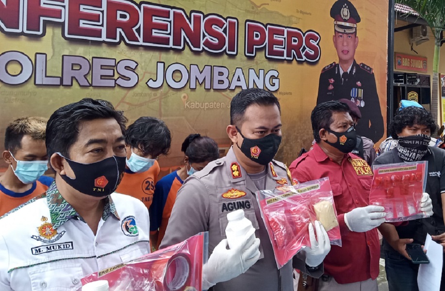 Kapolres Jombang AKBP Agung Setyo Nugroho saat merilis kasus narkoba yang melibatkan empat orang dalam satu keluarga di Mapolres Jombang, Selasa (23/2/2021).