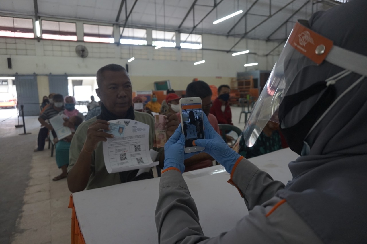 Bantuan Sosial Tunai dari Kemensos saat disalurkan di Kota Surabaya, beberapa waktu lalu. (Lawancovid) 