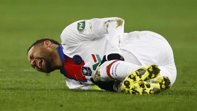Neymar cedera saat PSG bertanding melawan Caen di Piala Prancis.
