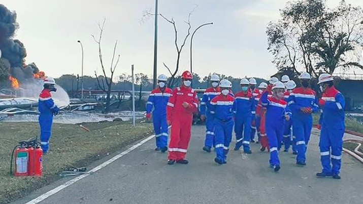 Direktur Utama PT Pertamina (Persero) Nicke Widyawati saat meninjau lokasi kebakaran kilang minyak Balongan di Indramayu.