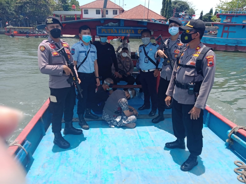 Dikawal sejumlah petugas, delapan narapidana Lapas Klas IIA Jember dipindahkan ke Nusakambangan.