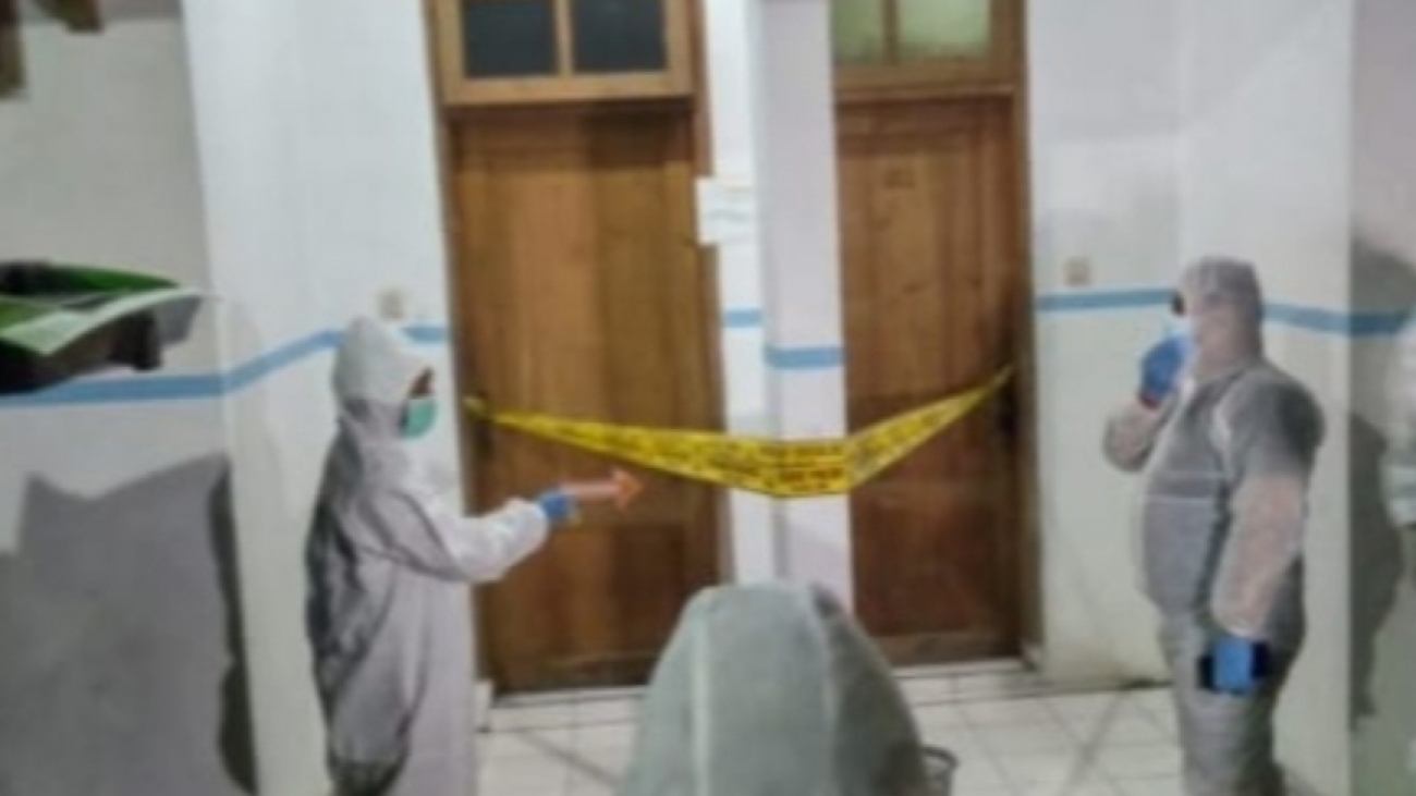 Petugas saat akan mengevakuasi korban dan olah TKP.