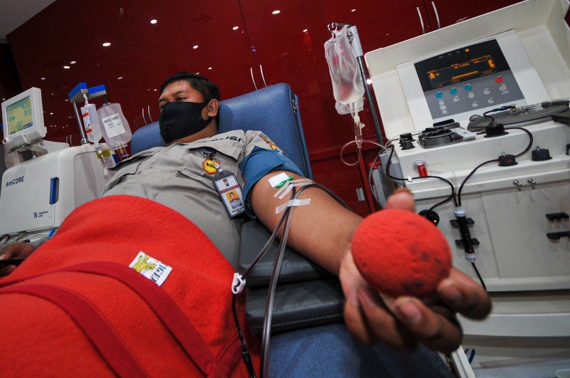 Seorang anggota kepolisian tengah mendonorkan plasma darahnya di Unit Transfusi Darah (UTD) Palang Merah Indonesia Kota Surabaya, Jawa Timur, Selasa (2/2/2021). | dok bacasaja.id