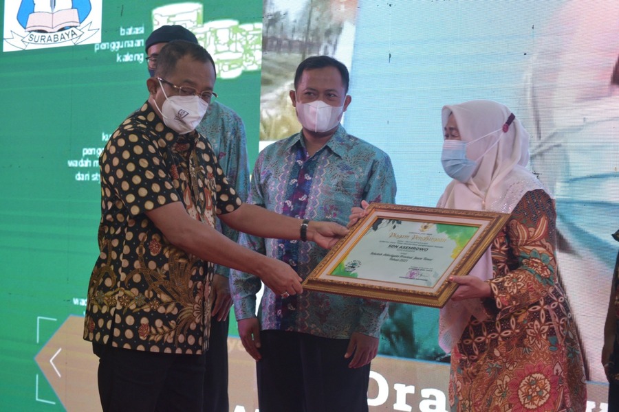  Wakil Wali Kota Surabaya Armuji saat menyerahkan penghargaan Sekolah Adiwiyata dan juga Eco Pesantren dari Pemprov Jatim.