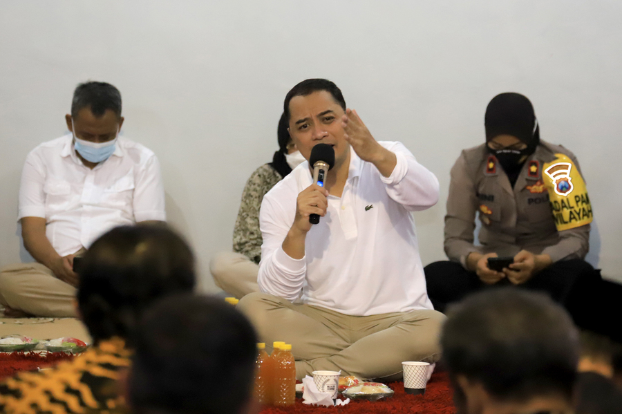 Wali Kota Surabaya Eri Cahyadi saat di Balai RW X, Kelurahan Ngagelrejo, Kecamatan Wonokromo Surabaya.