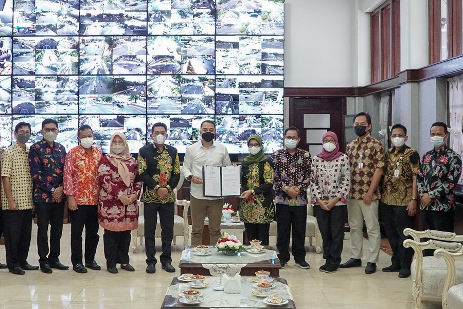  Wali Kota Surabaya Eri Cahyadi dan Bupati Blitar Rini Syarifah di Balai Kota Surabaya. Kamis, (4/11/2021).