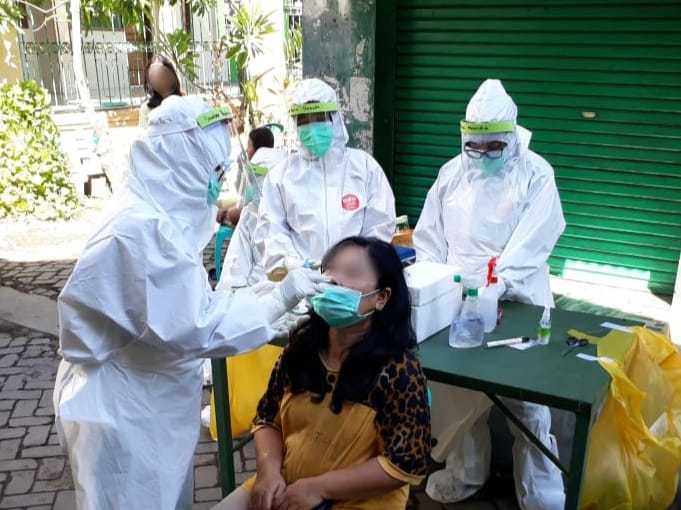 Pemkot Surabaya menerapkan Swab Test PCR secara acak ke wilayah perkampungan.
