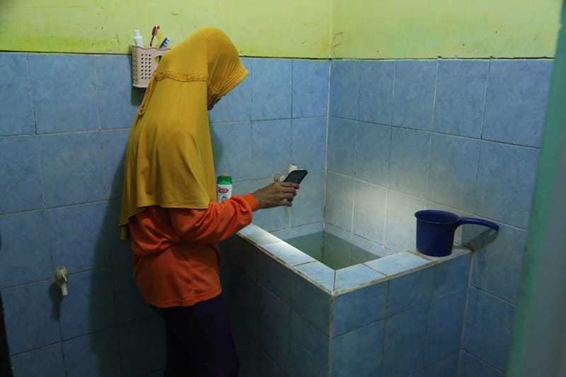Kader kesehatan Surabaya tengah melakukan pemantauan jentik.
