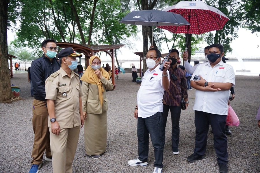 Wakil Wali Kota Surabaya, Armuji saat memantau prokes di Tempat Hiburan Pantai (THP) Kenjeran.