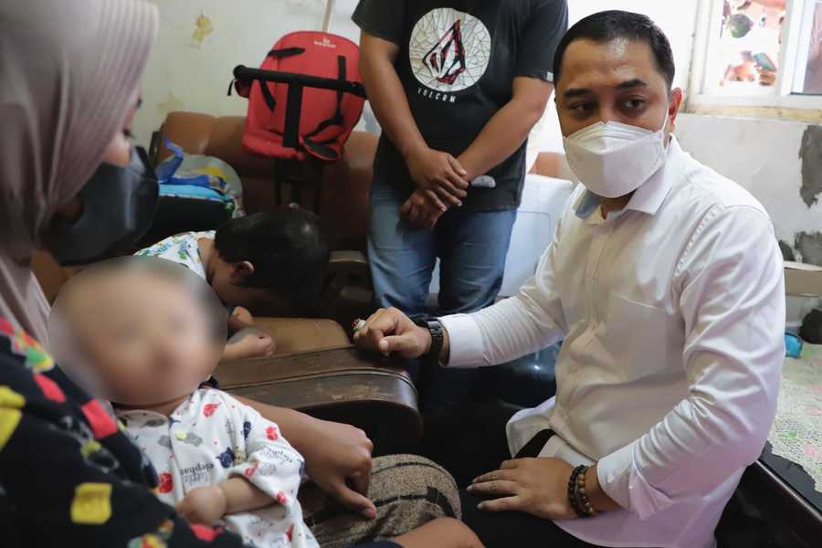 Wali Kota Surabaya Eri Cahyadi saat mengunjungi rumah anak penderita hidrosefalus.