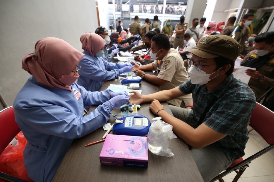 Perayaan HUT Satpol PP Surabaya digelar dengan menggelar donor darah di halaman Kantor Satpol PP.