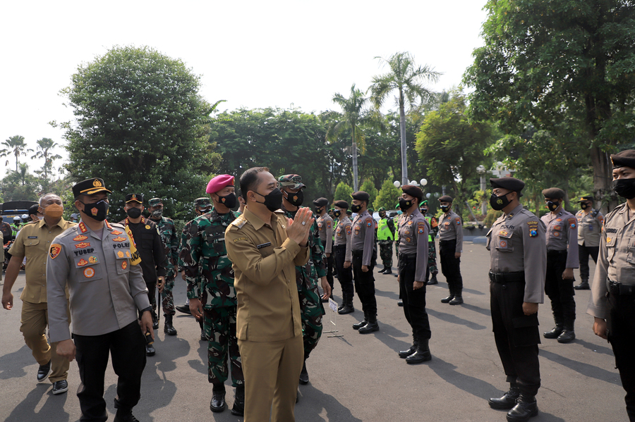  Wali Kota Surabaya Eri Cahyadi dan jajaran Forkopimda Surabaya saat gelar Apel Pasukan dan Peralatan Kesiapsiagaan Menghadapi Bencana Alam 2021.
