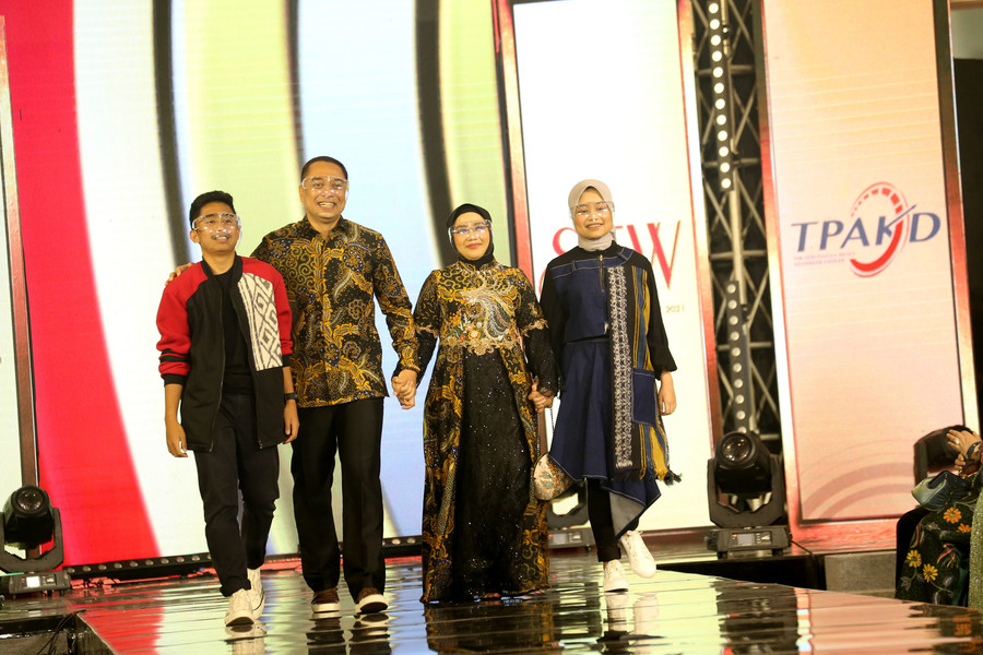 Surabaya Fashion Week (SFW) 2021, yang berlangsung di Main Atrium Grand City Surabaya, Minggu (31/10/2021).