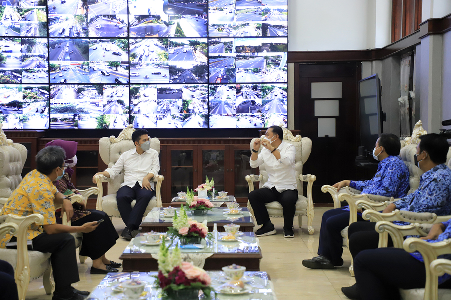 Wali Kota Surabaya, Eri Cahyadi menerima audiensi Wakil Gubernur Jawa Timur, Emil Elestianto Dardak, di ruang kerja Balai Kota Surabaya, Senin (18/10/2021)
