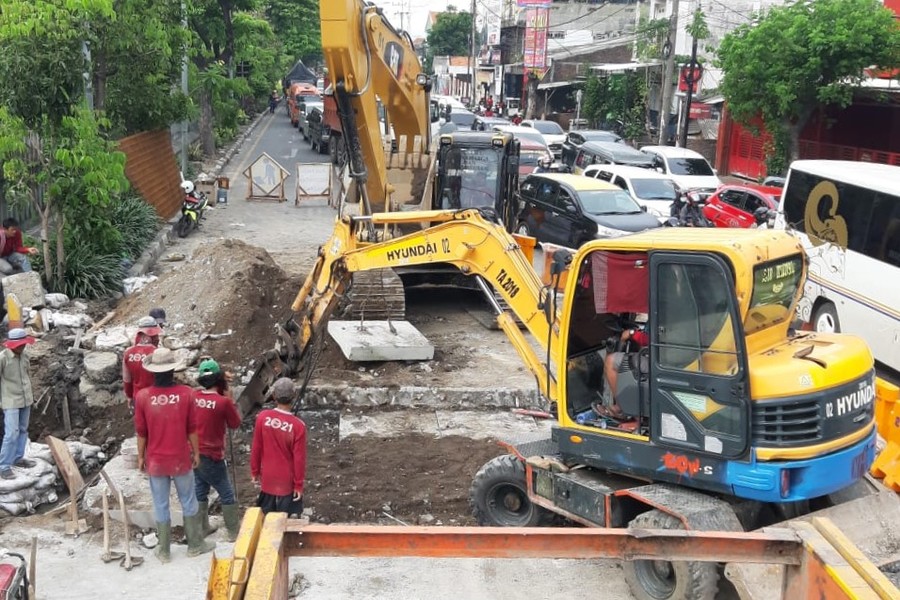 Pembangunan saluran air di Jalan Kedung Cowek, Surabaya.