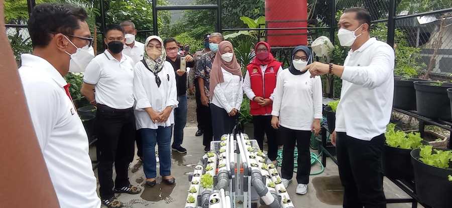 Wali Kota Surabaya Eri Cahyadi dan para kader kesehatan. (IST)