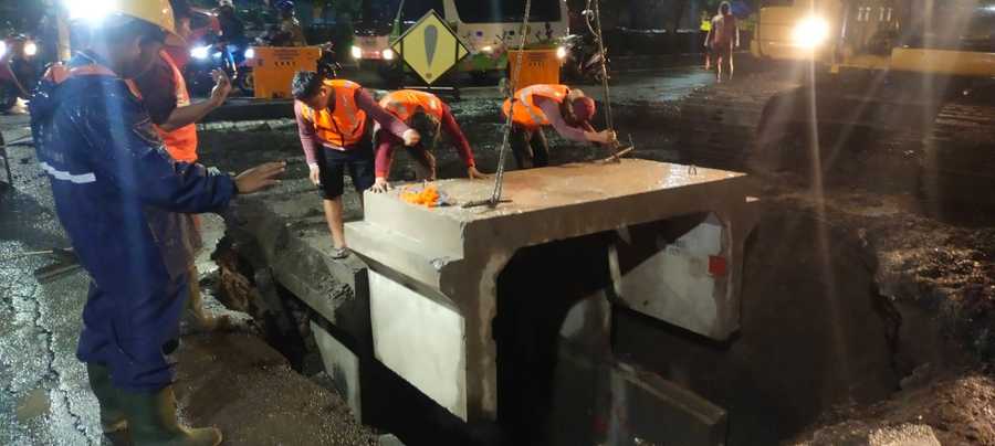 Pembuatan crossing saluran air yang berada di kawasan Jalan Kedung Cowek Surabaya.