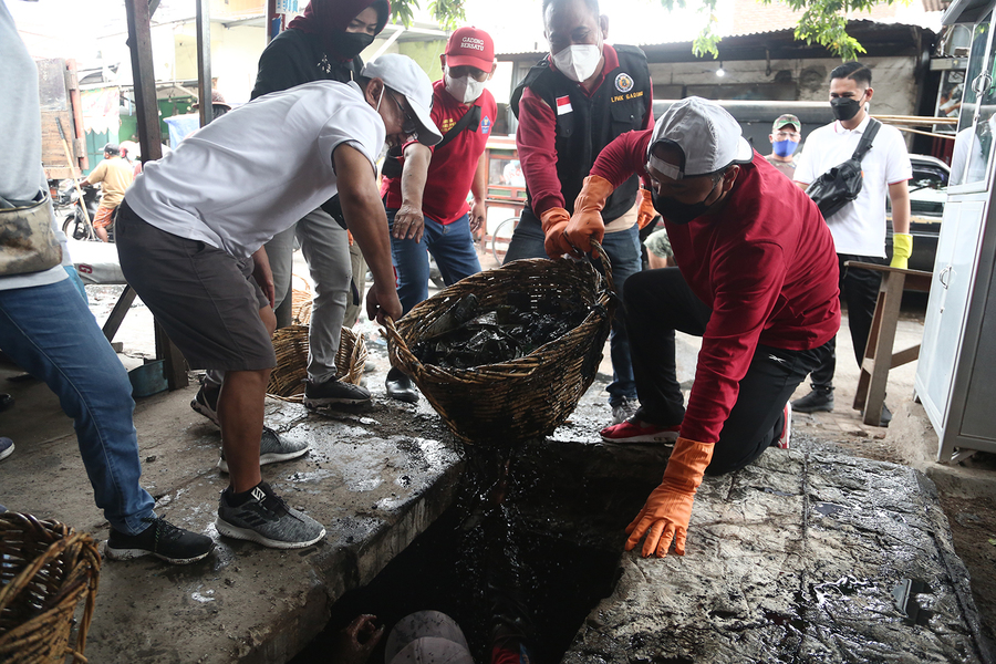 Kerja bakti massal bersama warga di kawasan Jalan Setro, Kelurahan Gading, Kecamatan Tambaksari Surabaya.